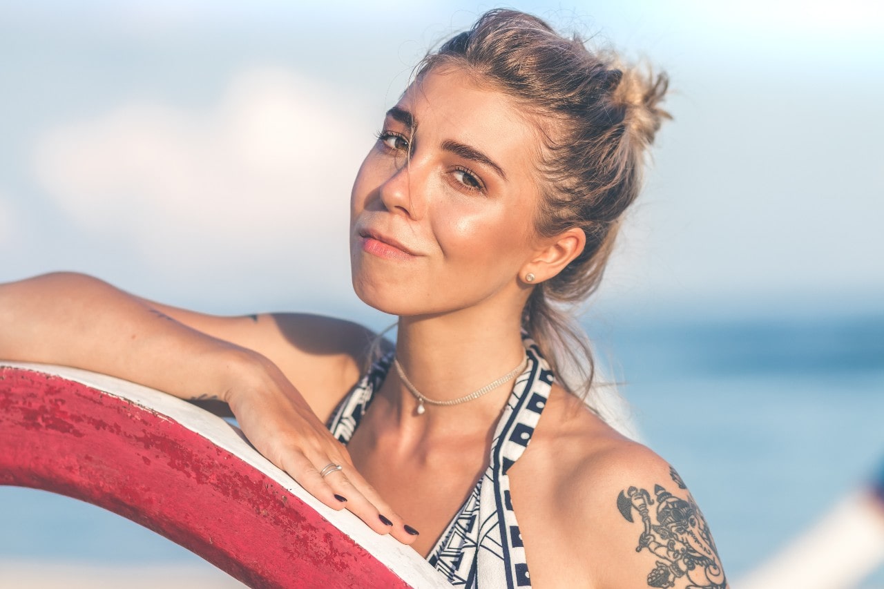 woman at beach with diamond necklace